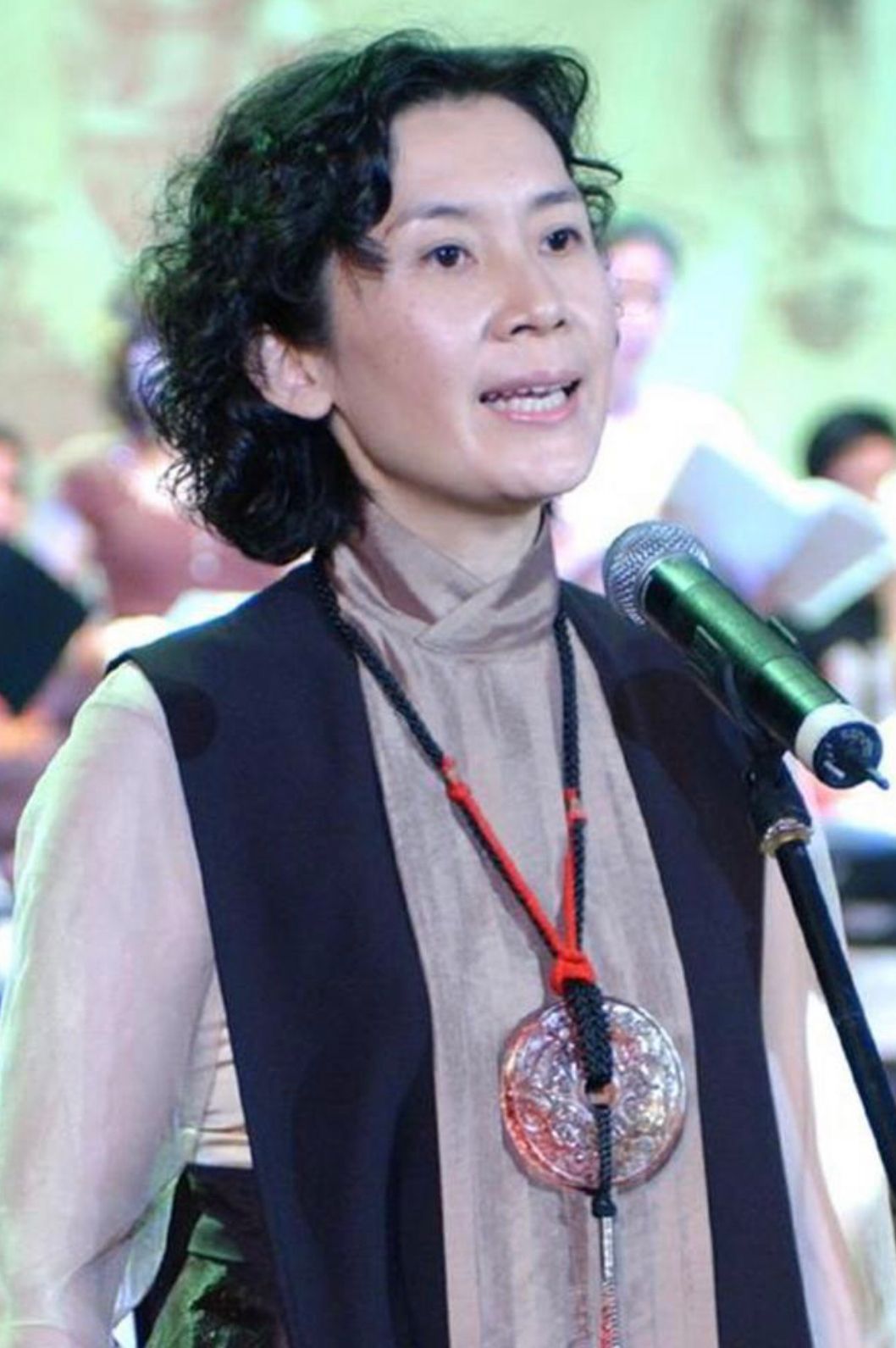 看到65岁肖雄的穿搭,我悟了:不穿老年装、不烫奶奶头,优雅到老