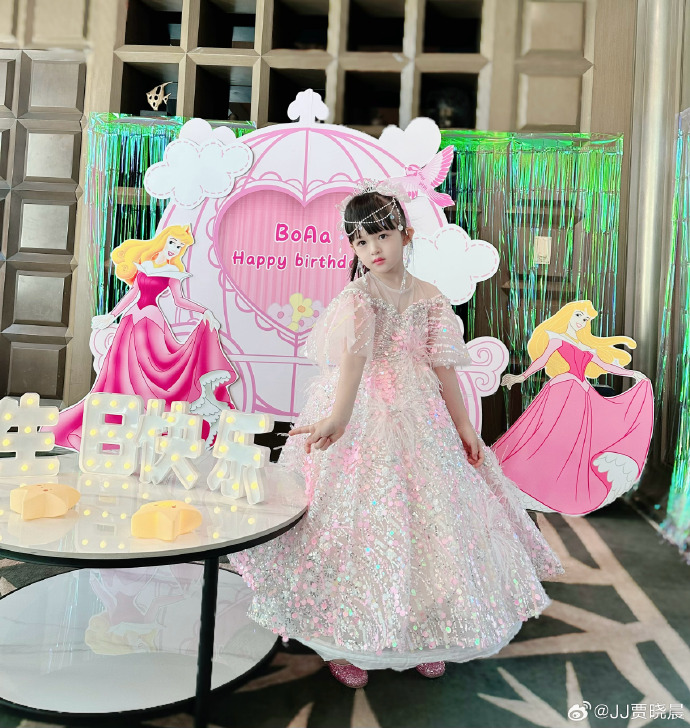 贾晓晨晒全家福为长女庆生，6岁兜兜精灵似公主，樊少皇胡子拉碴