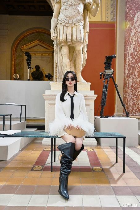 杨紫巴黎时装周，落座首席观秀区彰显非凡咖位，蝴蝶衬裙又美又飒