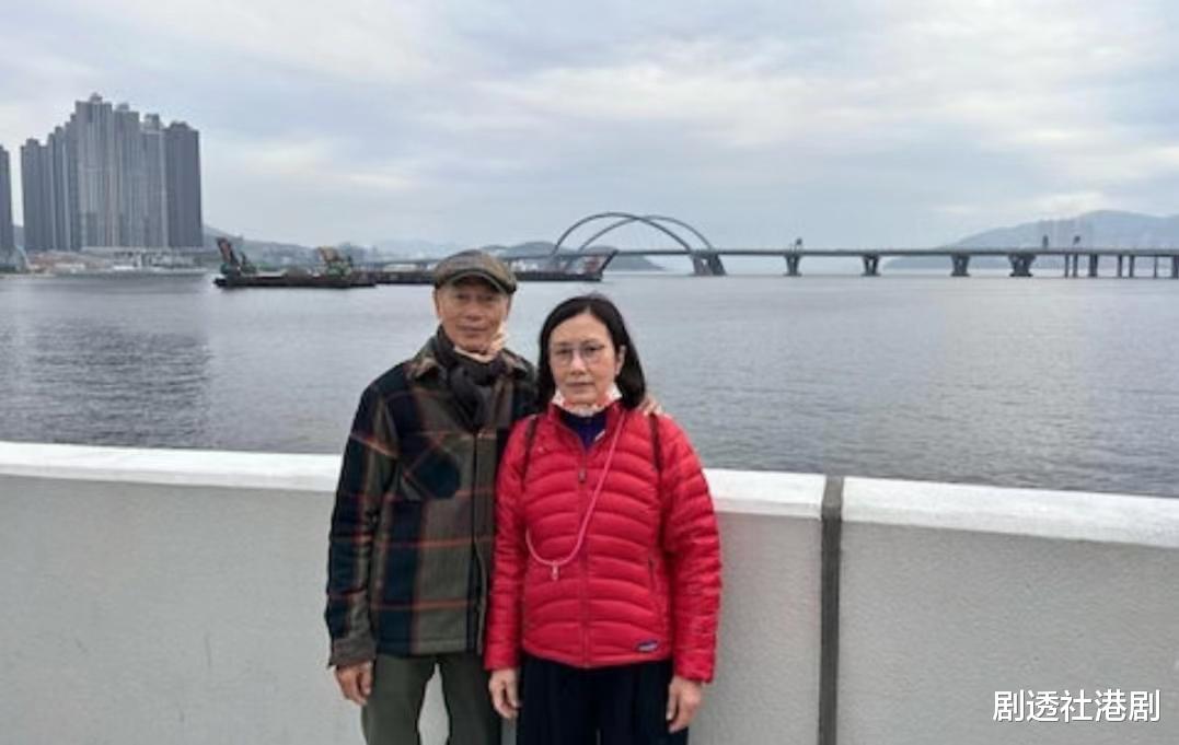 担心!76岁知名港星现身佛山医院,大夏天穿羽绒服裹围巾引关注