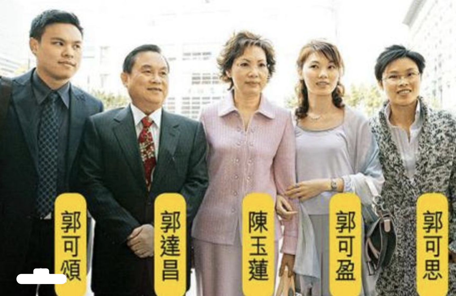 郭可盈晒迪拜沙漠度假照,和林文龙甜蜜接吻,13岁女儿亭亭玉立