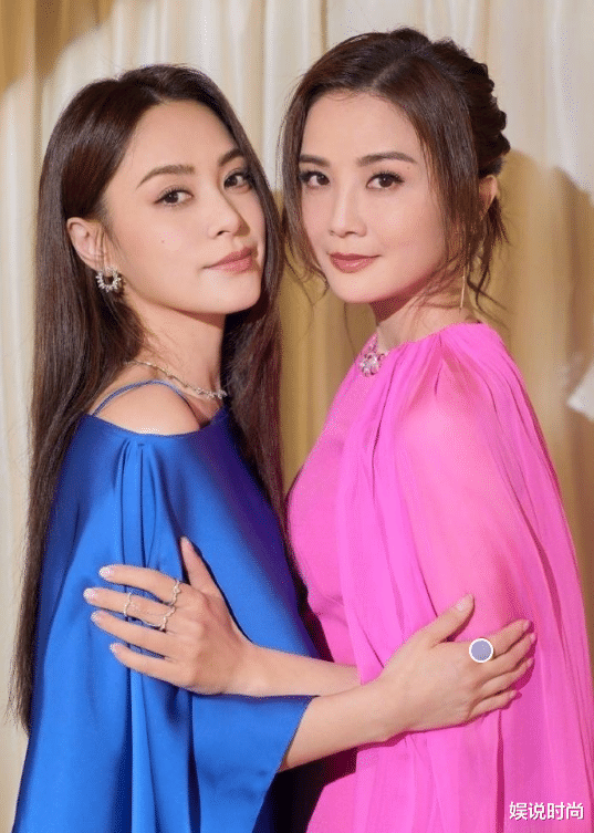 钟欣潼和蔡卓妍同框!时尚又潮流的穿搭引爆全场