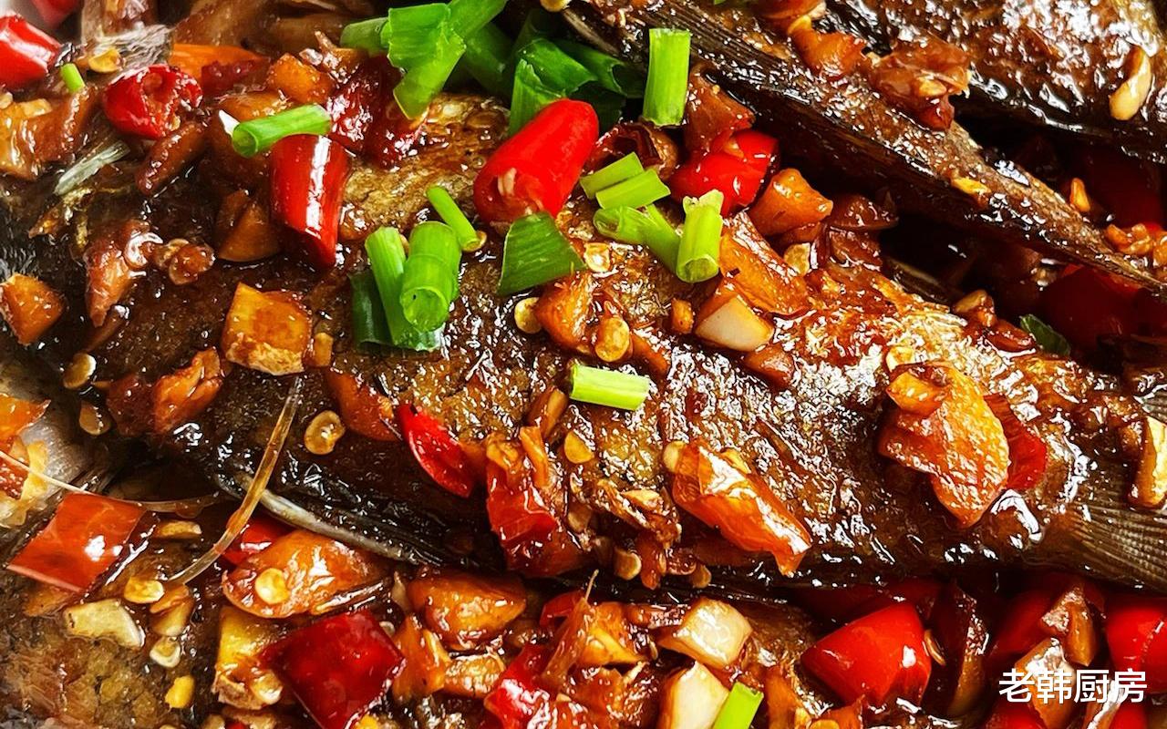 辣椒|香煎鲫鱼的家常做法,外焦里嫩,鲜香入味,做法简单,吃货们都爱