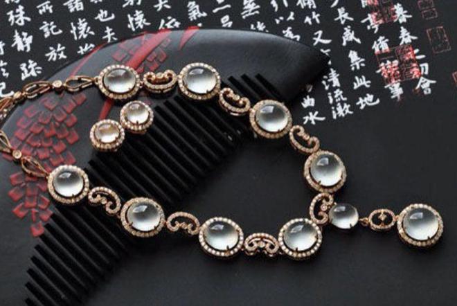 奇石|你的脸型适合哪种翡翠耳饰和翡翠项链?