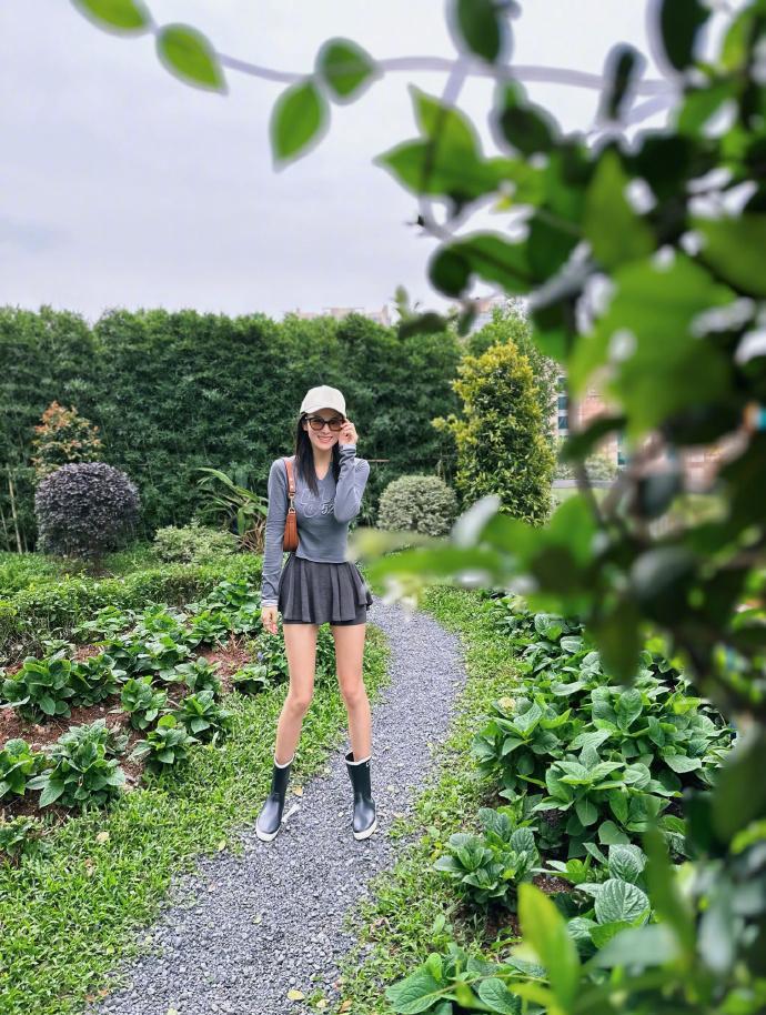 张馨予|张馨予晒时尚穿搭又瘦了,被打趣长腿细得像P的