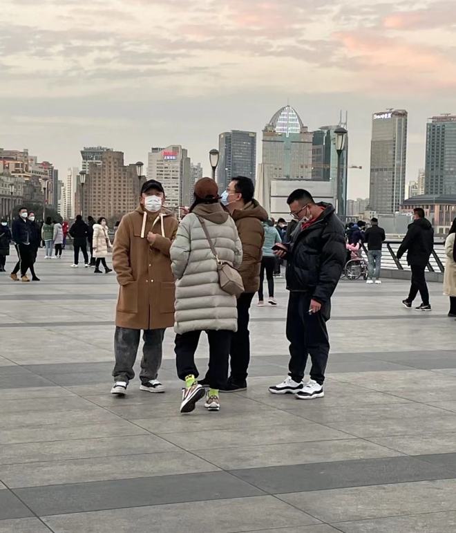 黄渤夫妇和王迅聚餐，黄渤初恋妻子小欧罕见露面，二人超有夫妻相