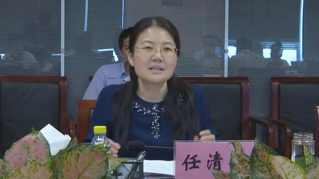 她毕业于北大,是全国最年轻的女副省长,才貌双全,履历令人羡慕