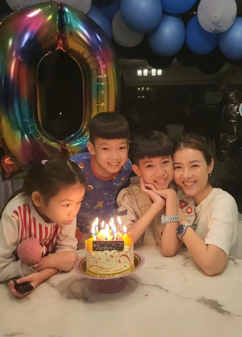 陈茵媺晒全家福为大儿子庆生，10岁陈梓烨阳光帅气，模样像爸爸陈豪