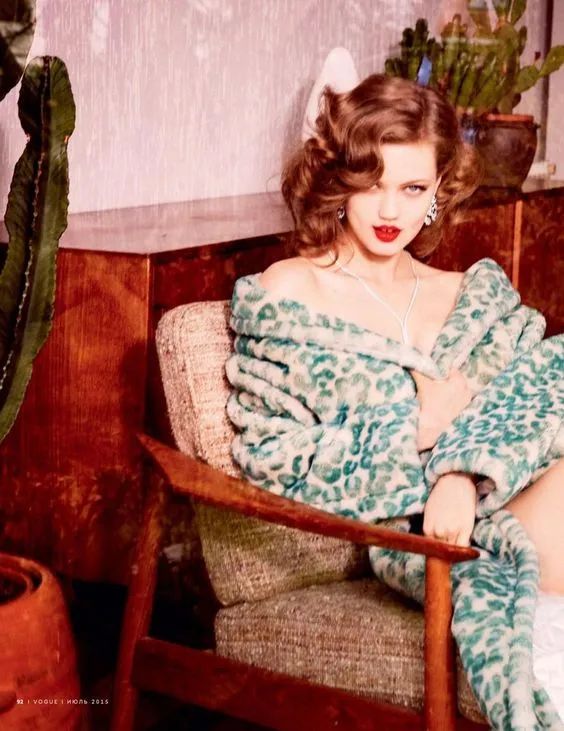 29岁最丑超模生娃，看到老公后网友笑了：这一家的颜值够绝的...