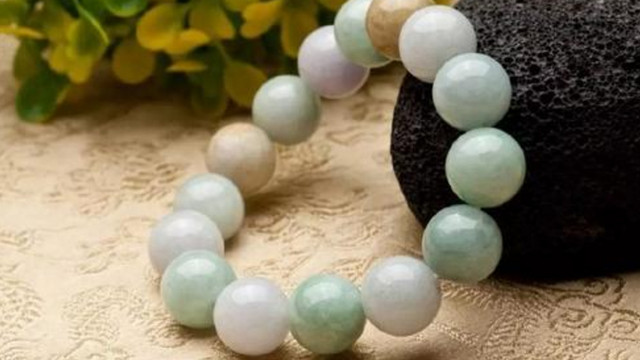 翡翠手串|备受男士青睐的翡翠手串款式很单一？直男审美也可以很多变