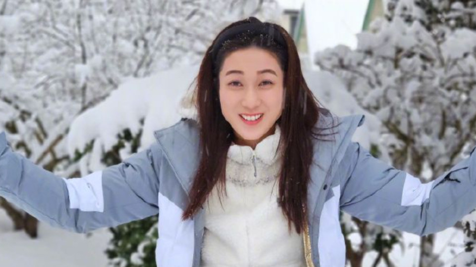 钟嘉欣和子女开心躺在雪地玩耍 经常带着家人去旅游和制作工艺品