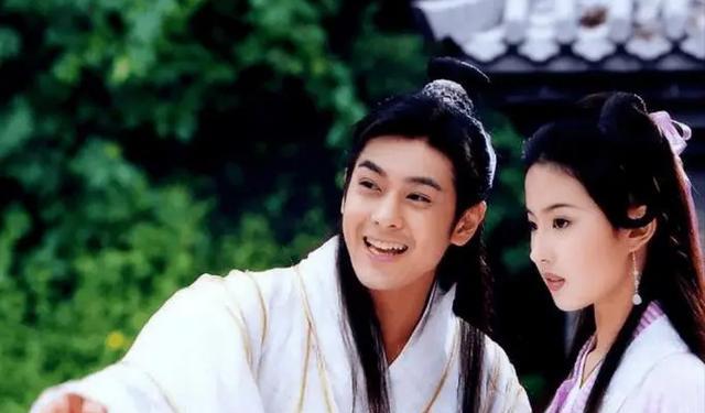 |48岁林志颖车祸后罕露面,携娇妻在米兰看赛车,胡子拉碴大变样