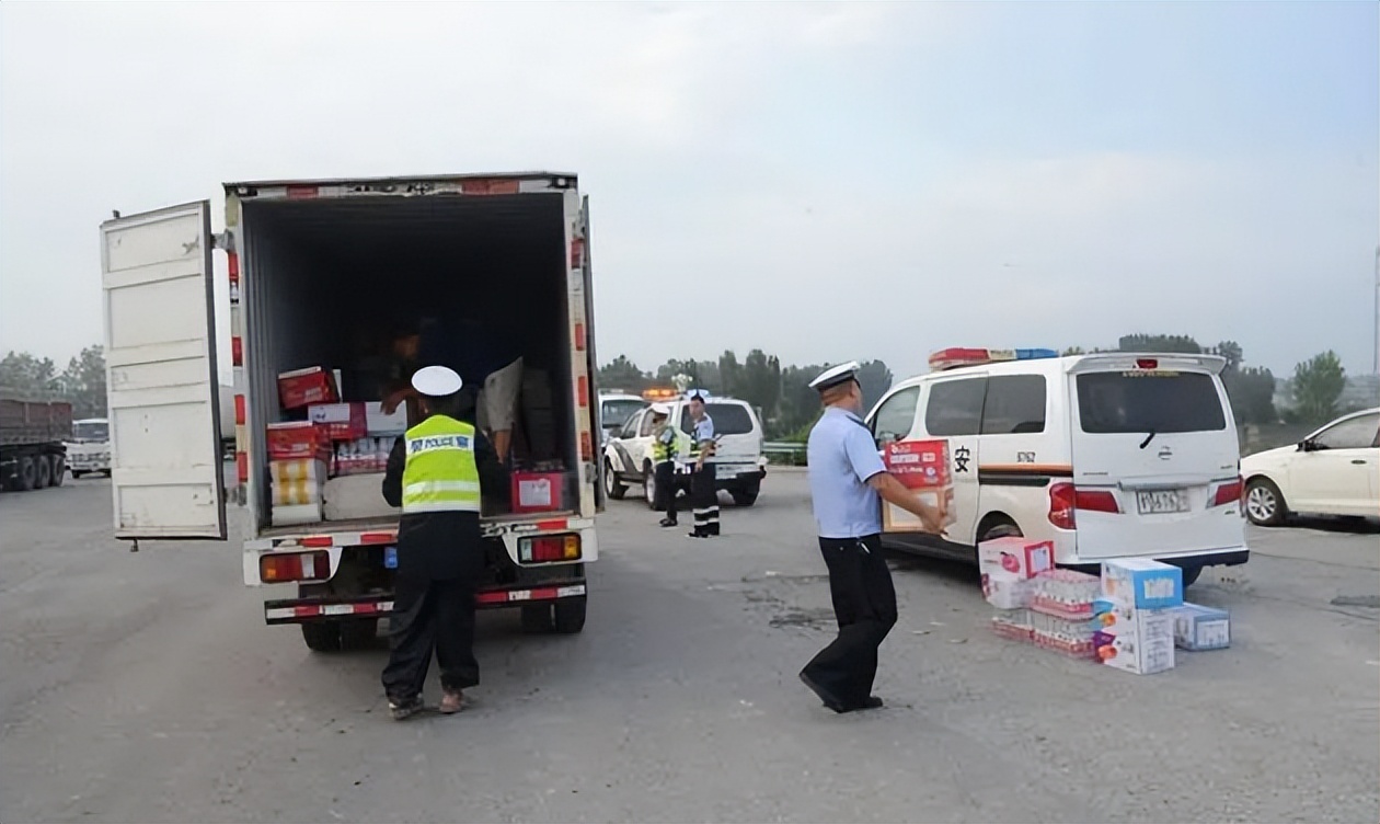 王宝强亲自前往救灾现场，虽然送的便宜货物，却获得所有人的尊重