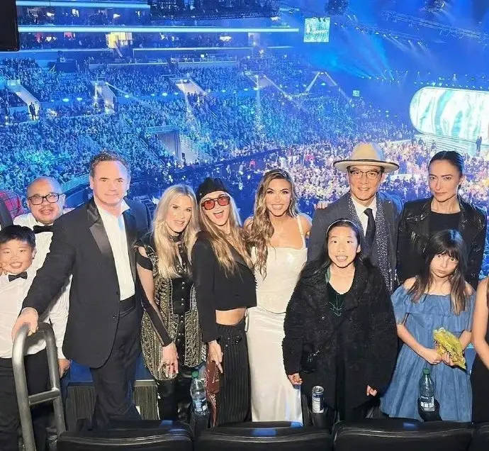 吴彦祖携妻女现身，49岁吴彦祖发福，老婆男性化明显，女儿一脸惊恐模样怪