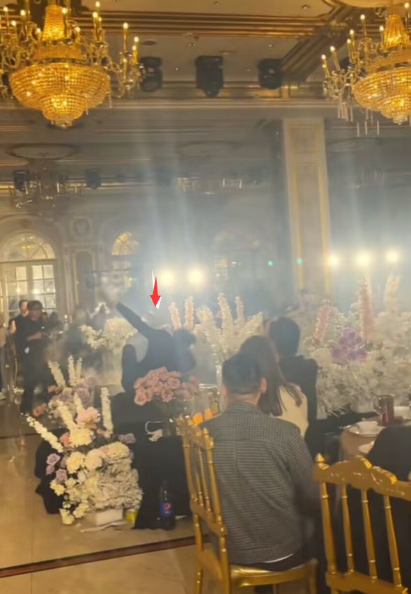 韩安冉再次举办婚礼,女方妈妈表情无奈,网友:婚礼致辞都能背了