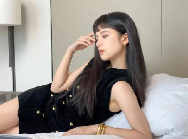 张婧仪平刘海造型引爆热议：时尚新潮流还是审美大冒险？