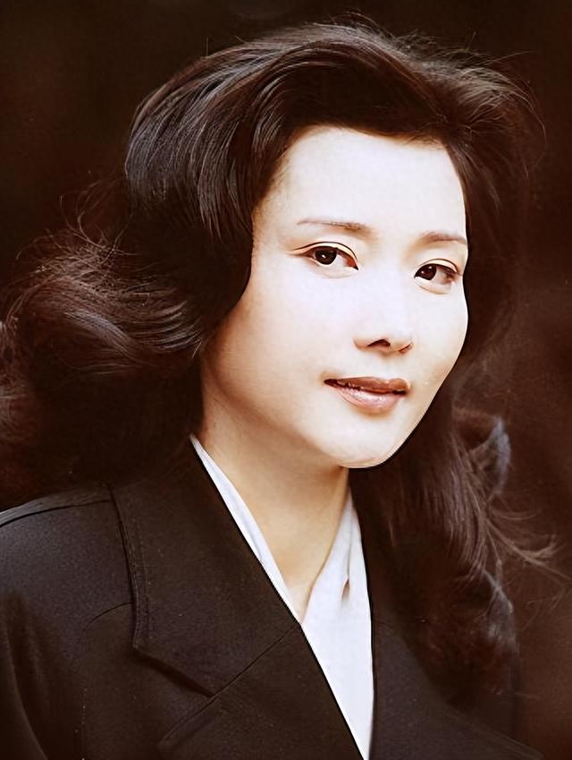 “江南美人”何赛飞:曾是邓颖超座上宾,嫁初恋33年,被宠成公主