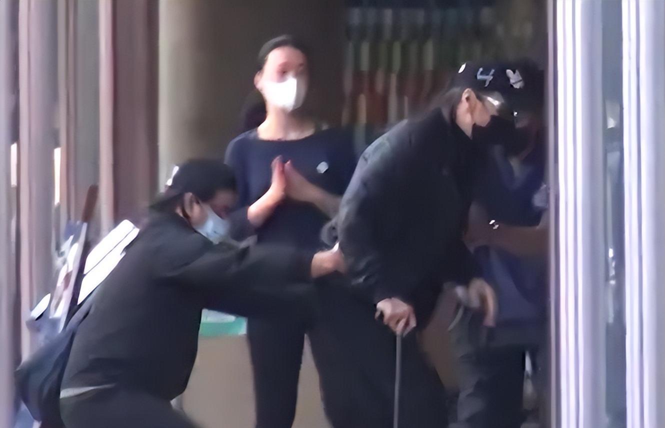 谢贤|86岁谢贤近况罕曝光，与女粉合影紧盯对方