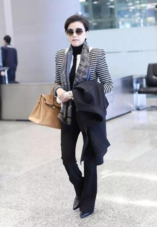 55岁杨澜带火了一种“女高管”穿法:西装+阔腿裤+围巾,高级洋气