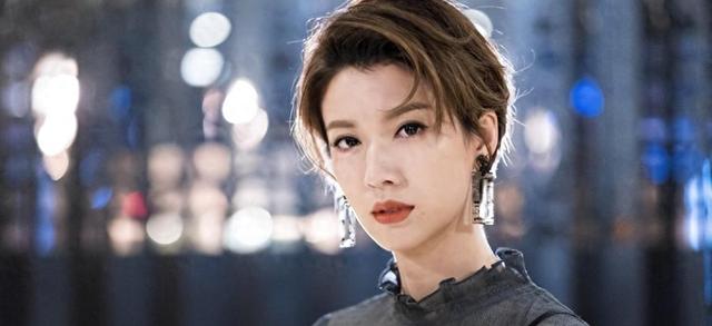 表面“影后”现实爬床,一夜200万,港圈女顶流的“假面”被扯掉