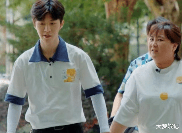 贾玲|贾玲“未婚生子”传言满天飞！范丞丞厌世脸狠撂4字，疑回呛酸民