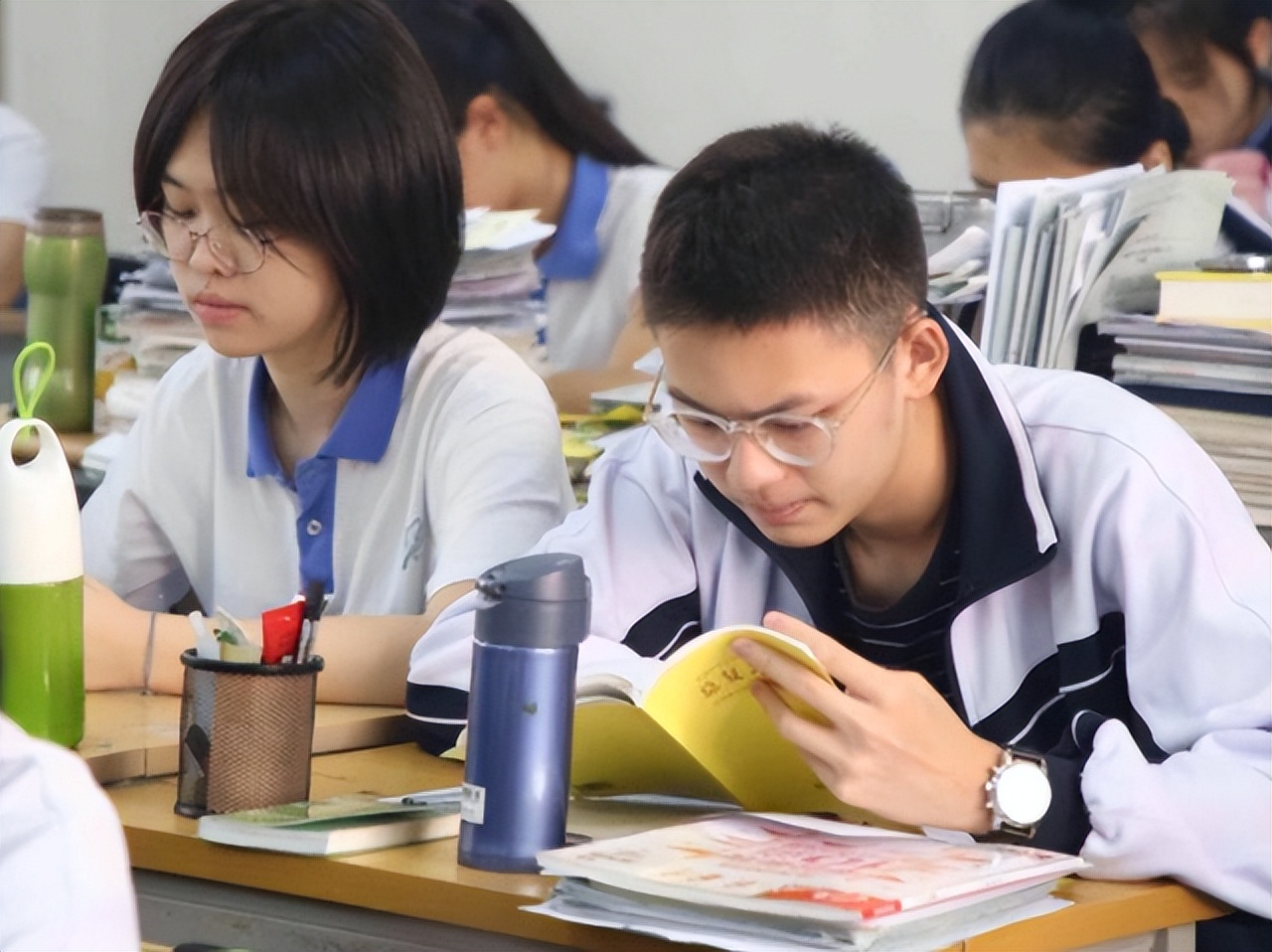 新疆维吾尔自治区|新疆一女高中生因“高颜值”走红,五官精致满脸清纯,谁看谁喜欢