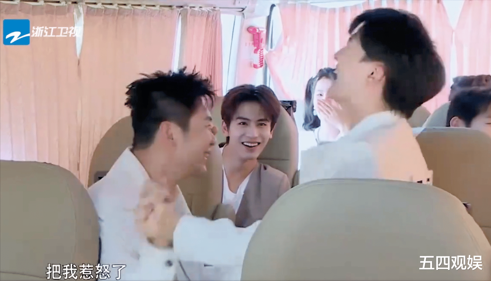 被韩红叫了一声“深哥”，周深社恐发作，躲进何炅的怀里瑟瑟发抖