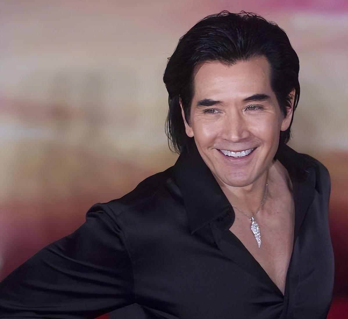 不老男神费翔,他的出现,总会让女生的眼里充满爱意和崇拜