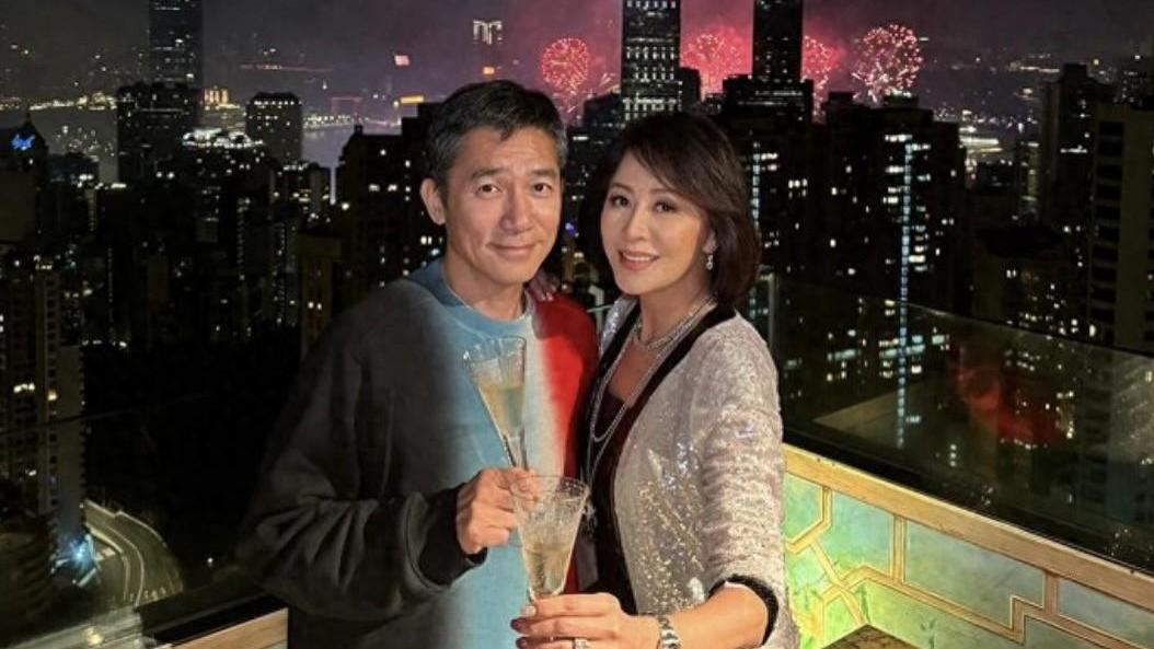 刘嘉玲在豪宅阳台赏烟火，闺蜜与爱人比心贴脸合照，丝毫不介意