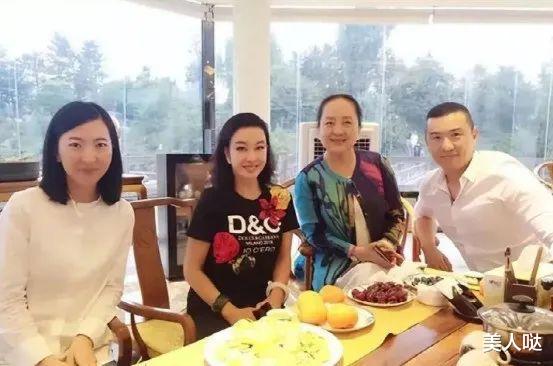 刘晓庆|当70岁刘晓庆遇上71岁张金玲,一个浓妆艳抹遮不住老态,一个自然老去太优雅