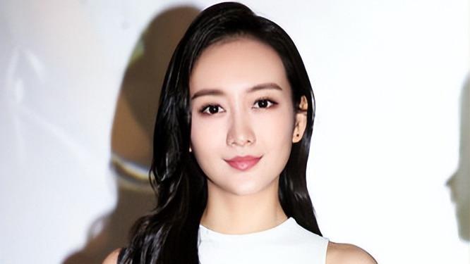 王鸥晒化妆照官宣复工：一月最后一天，春节倒计时