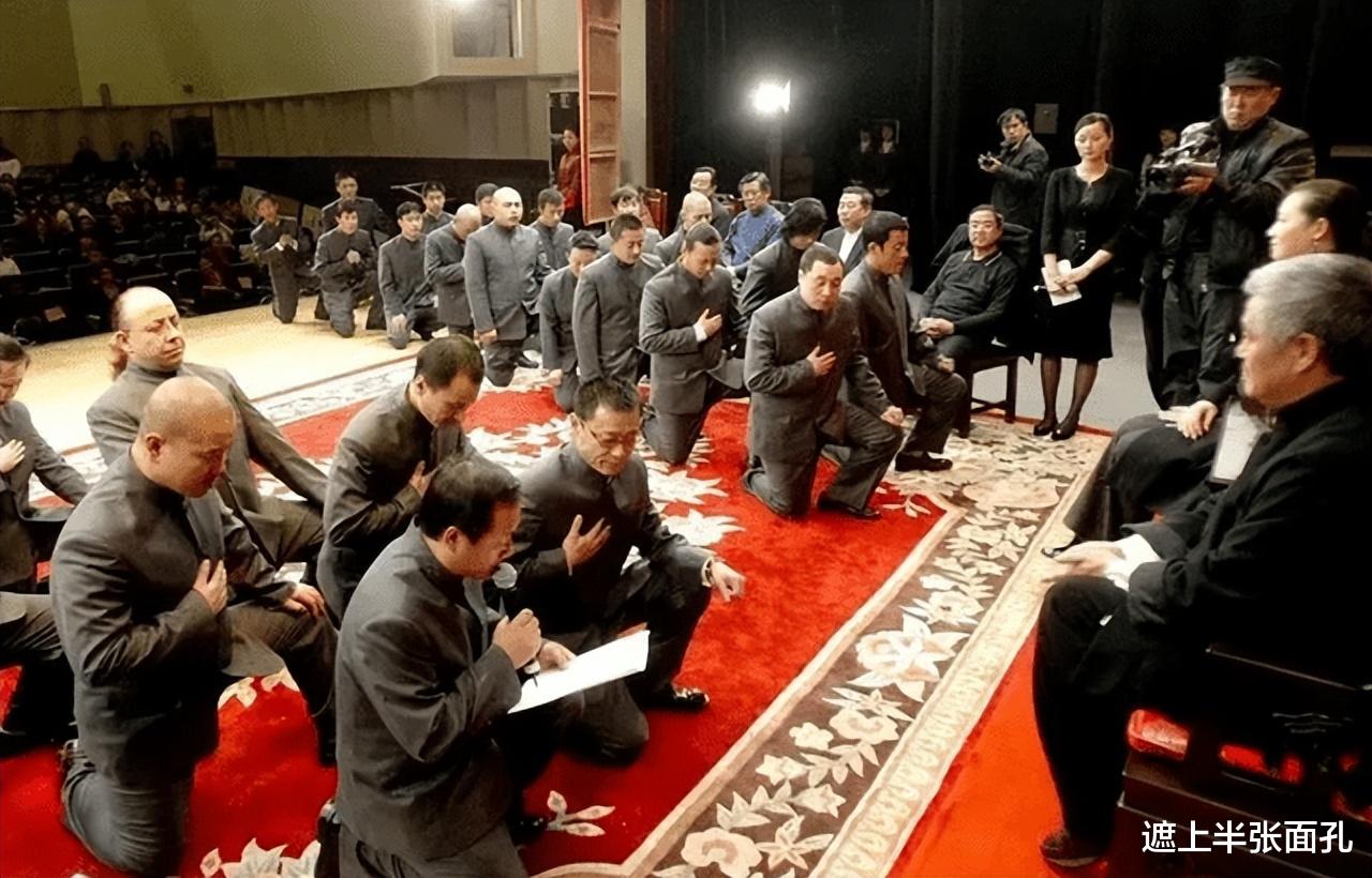 借钱、还债、查毒、补税，赵本山比亲爹做的都多，跪下磕头不为过