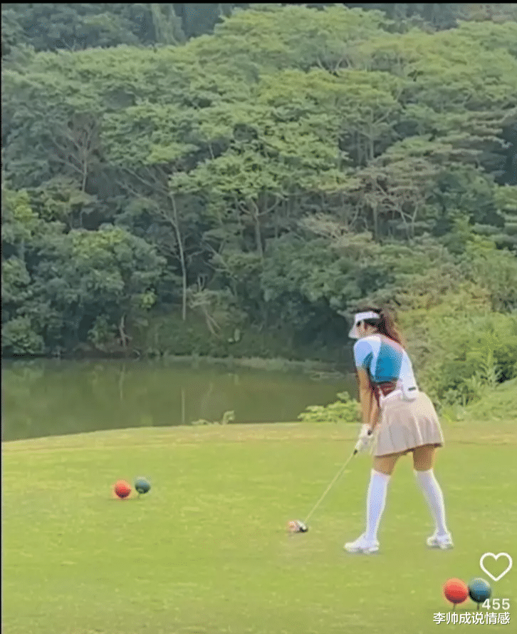 徐静蕾|49岁徐静蕾在野外打高尔夫,身材发福大腿略粗,定居美国日子潇洒