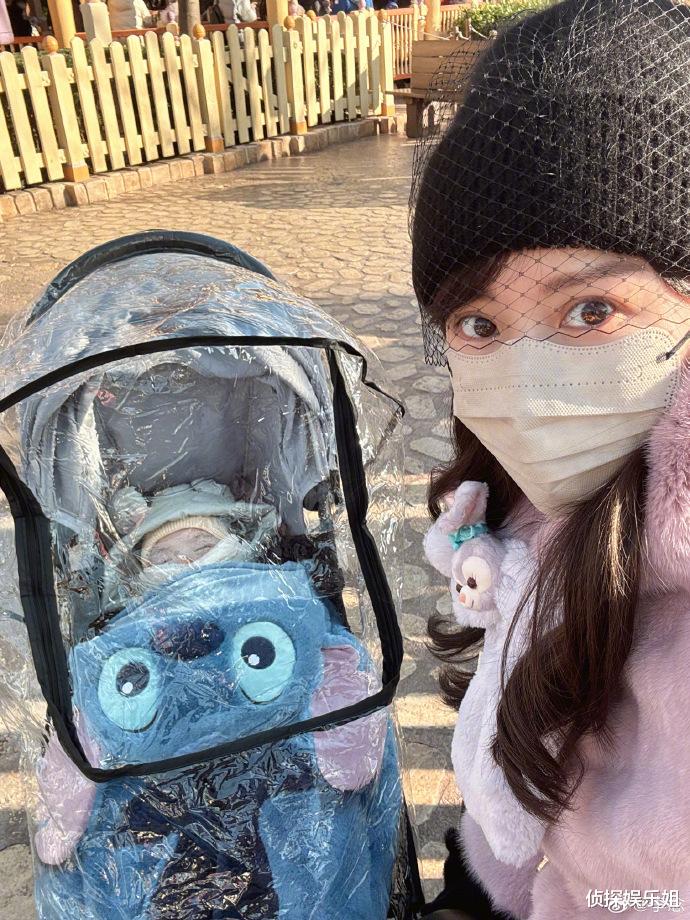 “阔太”李念带三胎儿子出游,辣妈年轻漂亮,萌宝白白胖胖超可爱