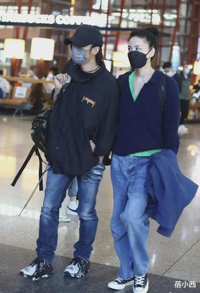 谢霆锋携王菲走机场!同穿休闲装+牛仔裤像小情侣,看不出差11岁