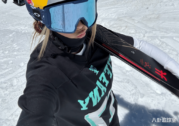 秦奋与谷爱凌疑现身奥地利,戴情侣款护具比剪刀手,身高被指155