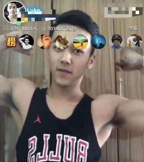 风波升级！陈牧驰现身机场一言不发，曾在“咸蛋家”直播衣衫不整