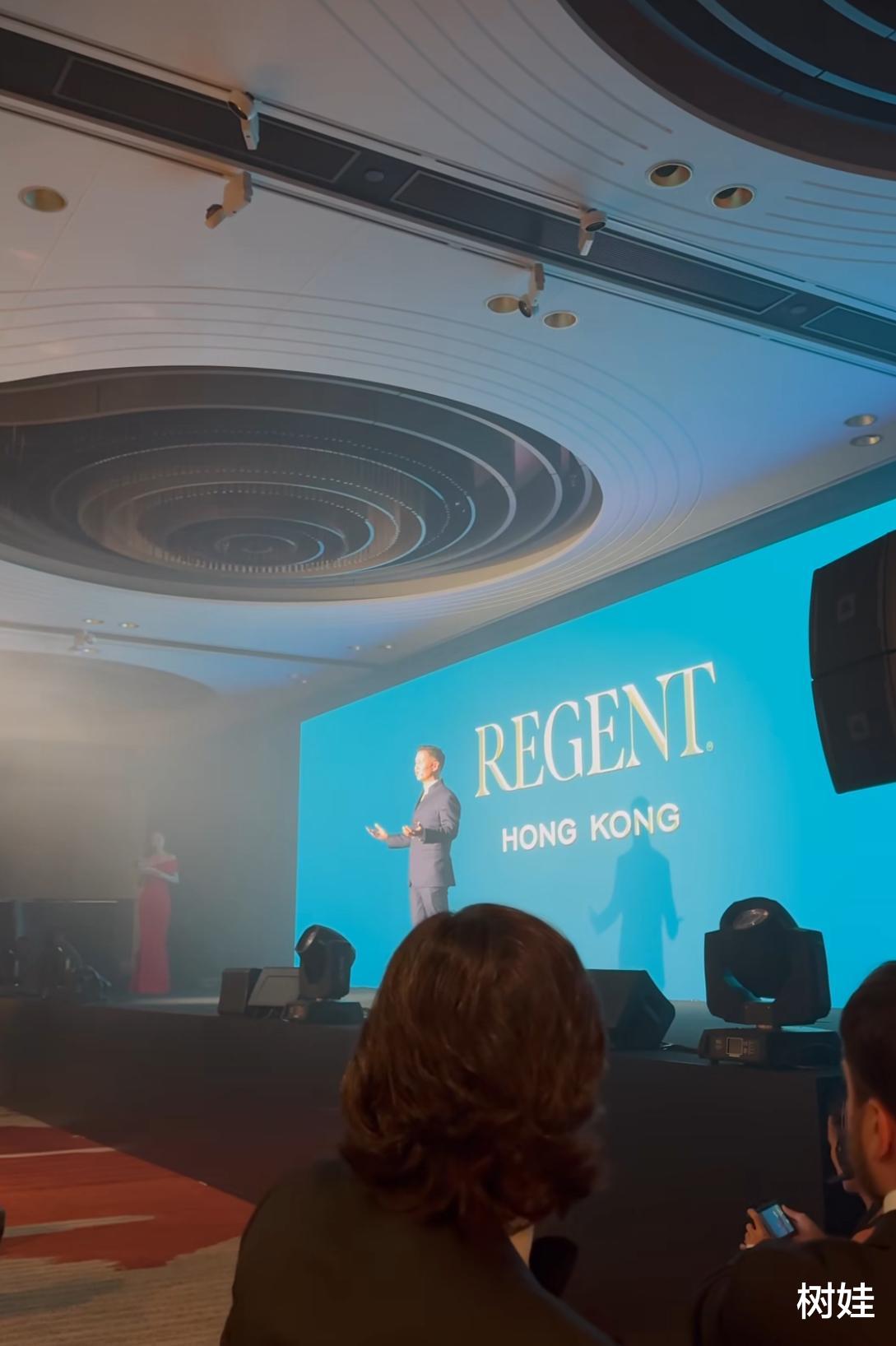 谢玲玲携子女现身酒店开业礼，42岁长子罕露脸，帅气不减至今未婚