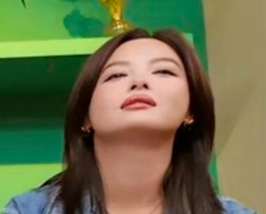 辛芷蕾在《花少》传播容貌焦虑，对自己评头论足，眼神充满厌恶