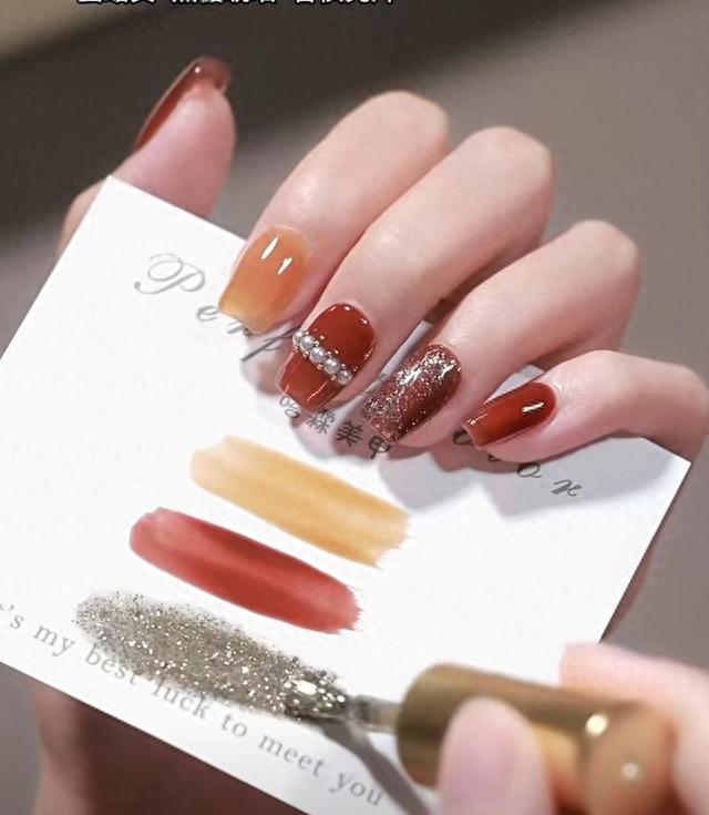 一眼入秋的美甲款式：高级氛围感显白秋冬美甲合集