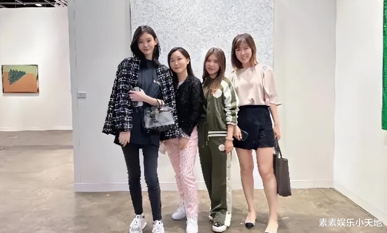 章泽天|章泽天和梁安琪现身艺术展,霍震霆与郑志刚等富豪一起现身