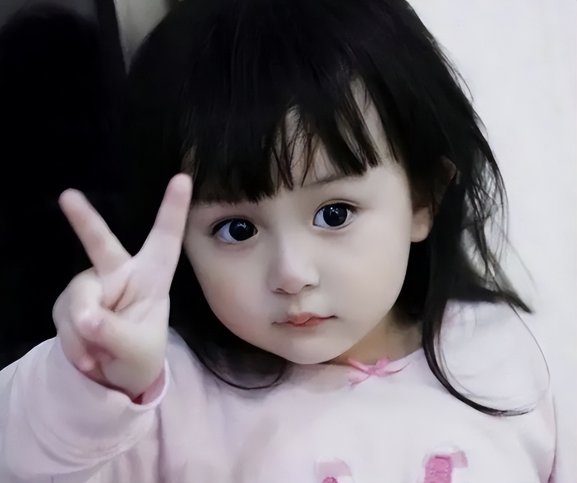 2岁时就参加了《明星宝贝》的比赛,并获得了年度明星宝贝总冠军.