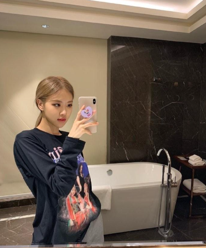 26岁朴彩英跟随韩国夫人访旧金山！穿丝绒西服扎麻花辫，把人美到