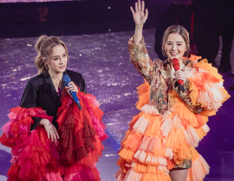 当42岁阿娇跟41岁阿Sa站在一起,我才明白,什么叫顶级骨相