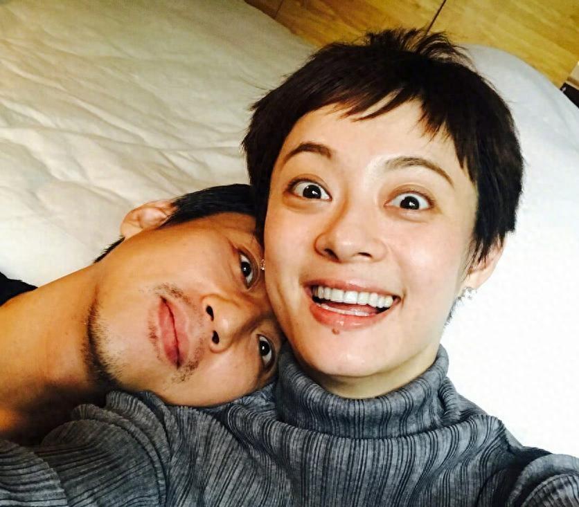 婚变?邓超被曝出轨19岁嫩模,孙俪深夜发文:再见了婚姻!