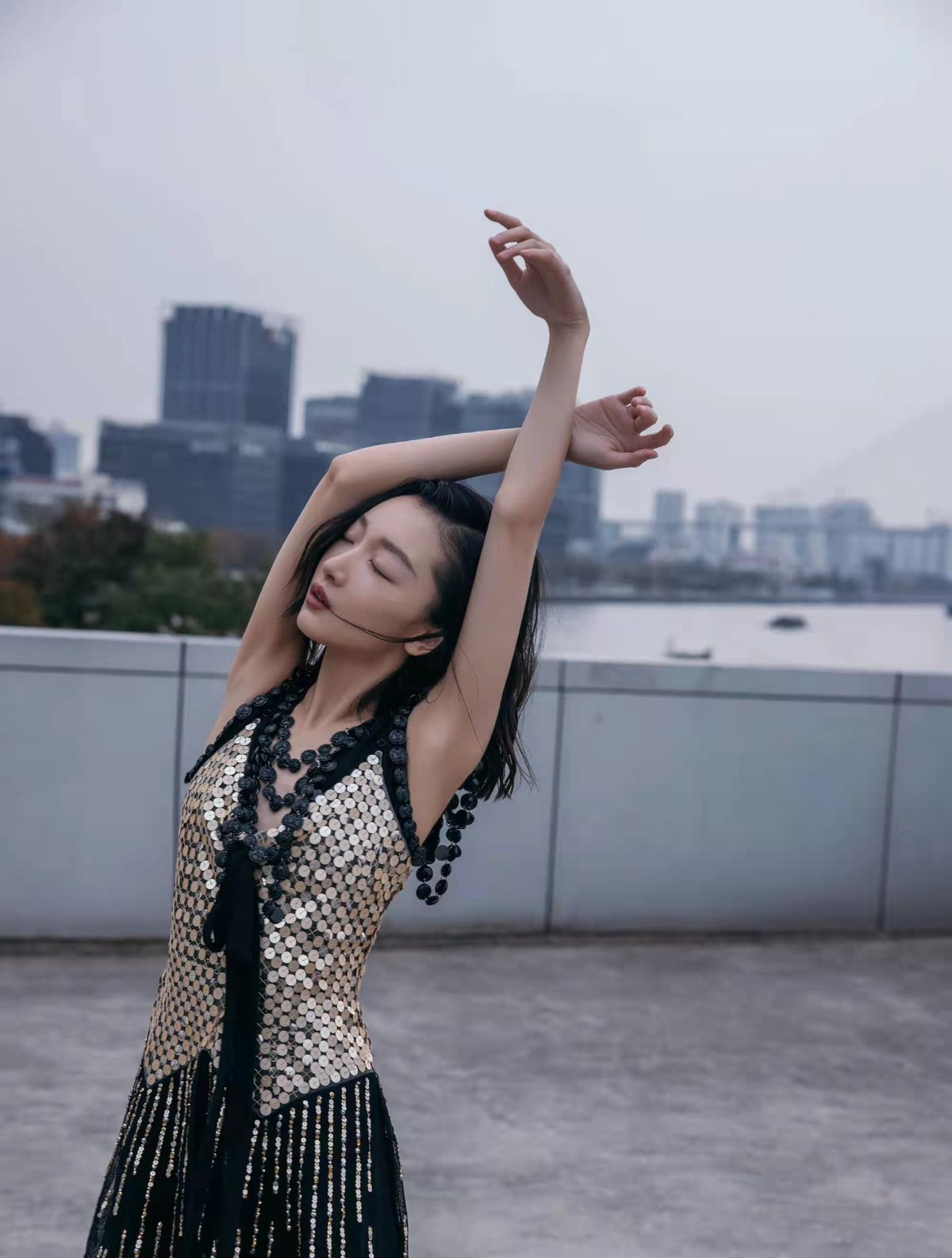 |周冬雨成LV首位中国籍代言人！穿亮片裙看秀，身材娇小撑不起气场