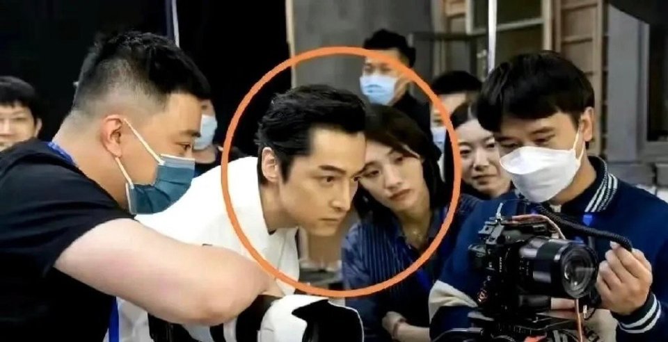 胡歌|胡歌公布女儿小名引热议,现场百天宴晒伴手礼超两千元,为喜糖礼盒扳回一局