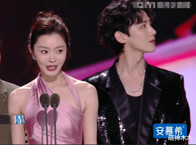 尖叫之夜尴尬瞬间：躲避C位，假唱被嘲，魏大勋上台秦岚玩手机