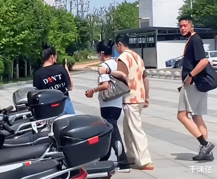 喜当爹?萧敬腾求婚后露面,50岁女友肚凸疑怀孕,互相称呼爸妈