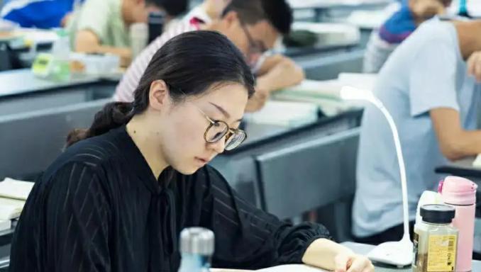 杨幂|情侣双双入职烟草公司,发出的薪资明细让人羡慕,年终奖属实可观